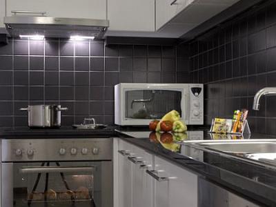 Modern konyha az Adina Apartman Hotelben - konyhás apartmanok Budapesten - Adina Apartman Hotel Budapest, budapesti apartmanok a Nyugati pályaudvar közelében