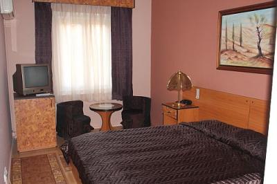 Hotel Kristal - szabad kétágyas szoba Budán a Villa Hotel Kristal-ban, közel a BAH csomóponthoz - Villa Hotel Kristal Budapest - Akciós villa hotel közel a centrumhoz csendes környezetben