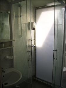 Villa Hotel Kristal - a felújított budai szálloda fürdőszobája - Hotel Kristal Budapest - Villa Hotel Kristal Budapest - Akciós villa hotel közel a centrumhoz csendes környezetben