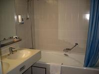Fürdőszoba a négycsillagos Termál Hotel Héliában Budapesten