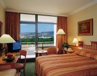 Hotel Helia szép kétágyas szobája panorámás kilátással a Dunára és a Margitszigetre
