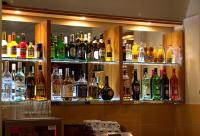 Six Inn Hotel drinkbárja koktélokkal és italkülönlegességekkel Budapesten