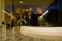 Hotel Lánchíd 19 Budapest, panoráma a fürdőszobából a Dunára és a budai várra
