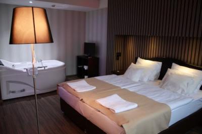 Jacuzzis hotelszoba romantikus hétvégére, jacuzzi a szobában - Pest Inn Hotel Budapest*** - akciós felújított szálloda a X. kerületben Budapesten, wellness lakosztállyal